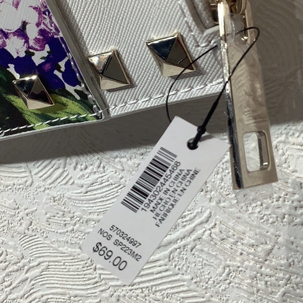 White House Black Market NWT - floral white silver studded medium sized wristlet - Picture 11 of 11